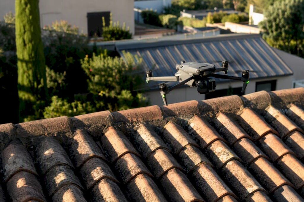Drone inspectant un toit en tuiles méditerranéennes