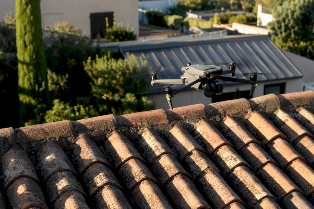 Drone inspectant un toit en tuiles méditerranéennes