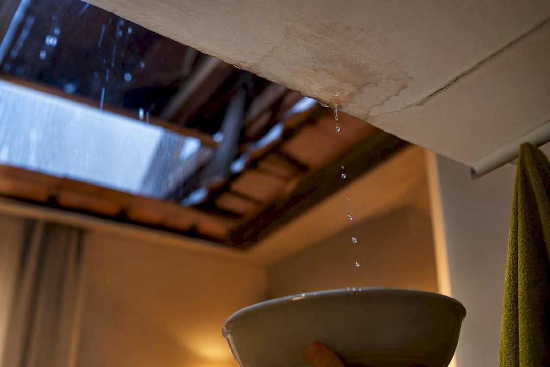 Présence d'eau visible au plafond