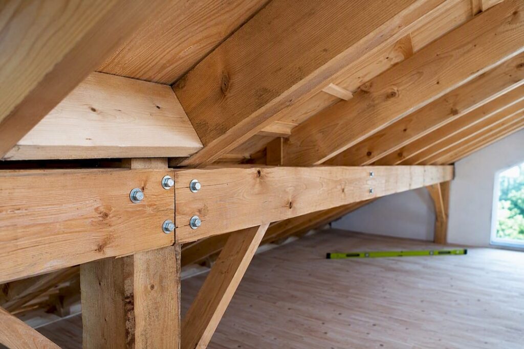 Structure en bois renforcée dans des combles aménagés
